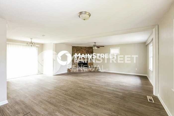 454 Roxbury Dr - Photo 4 of 16