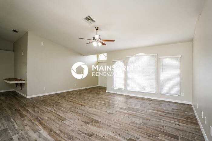 1124 Ne 32nd Ln - Photo 6 of 16