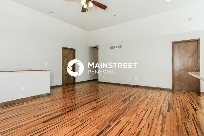 210 Frank St - Photo 4 of 17