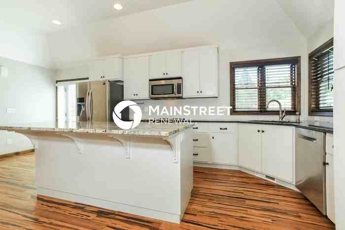 210 Frank St - Photo 6 of 17