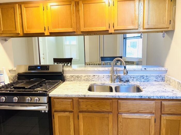 621 Greenup St #1F - Photo 2 of 7