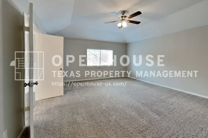1031 Cascade Creek Dr - Photo 5 of 25