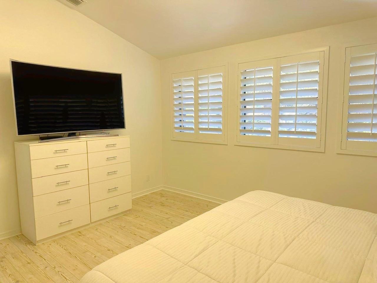 2252 Nw 53rd St - Photo 4 of 21