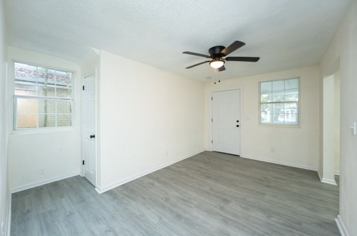 1537 W 7th St #A - Photo 4 of 10
