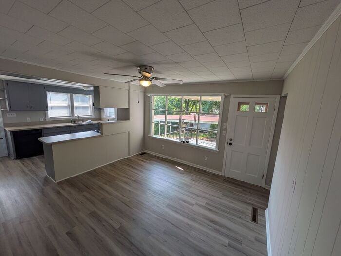 5420 37th Street Dr Ne - Photo 4 of 8