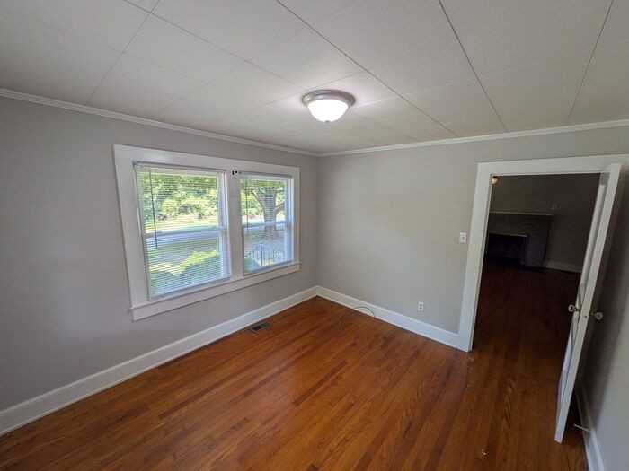 5420 37th Street Dr Ne - Photo 7 of 8