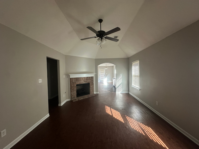 5674 Sycamore Woods Dr - Photo 3 of 15