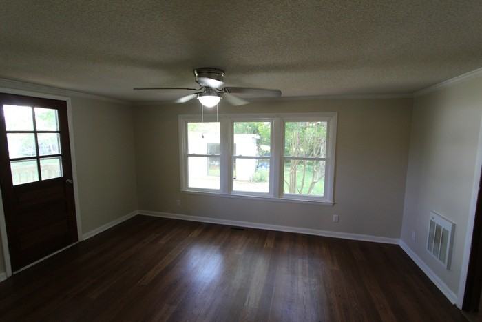 3915 Foster Dr - Photo 6 of 15