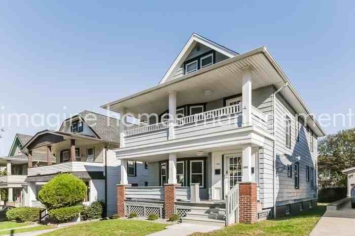 1327 Lakewood Ave - Photo 3 of 14