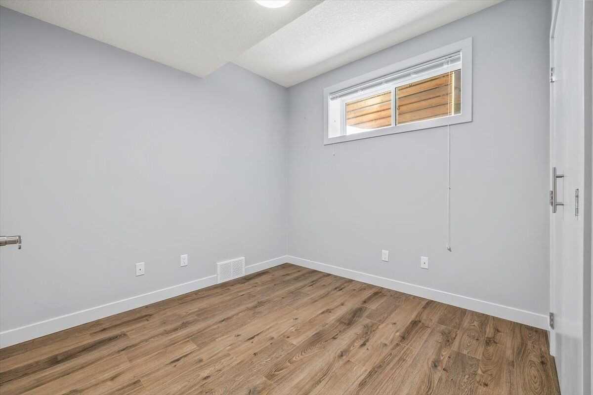 8706 88 Ave Nw - Photo 7 of 11