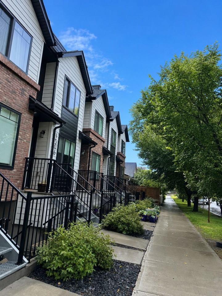 1502 - 2 - 1506 10 Ave Se - Photo 2 of 11