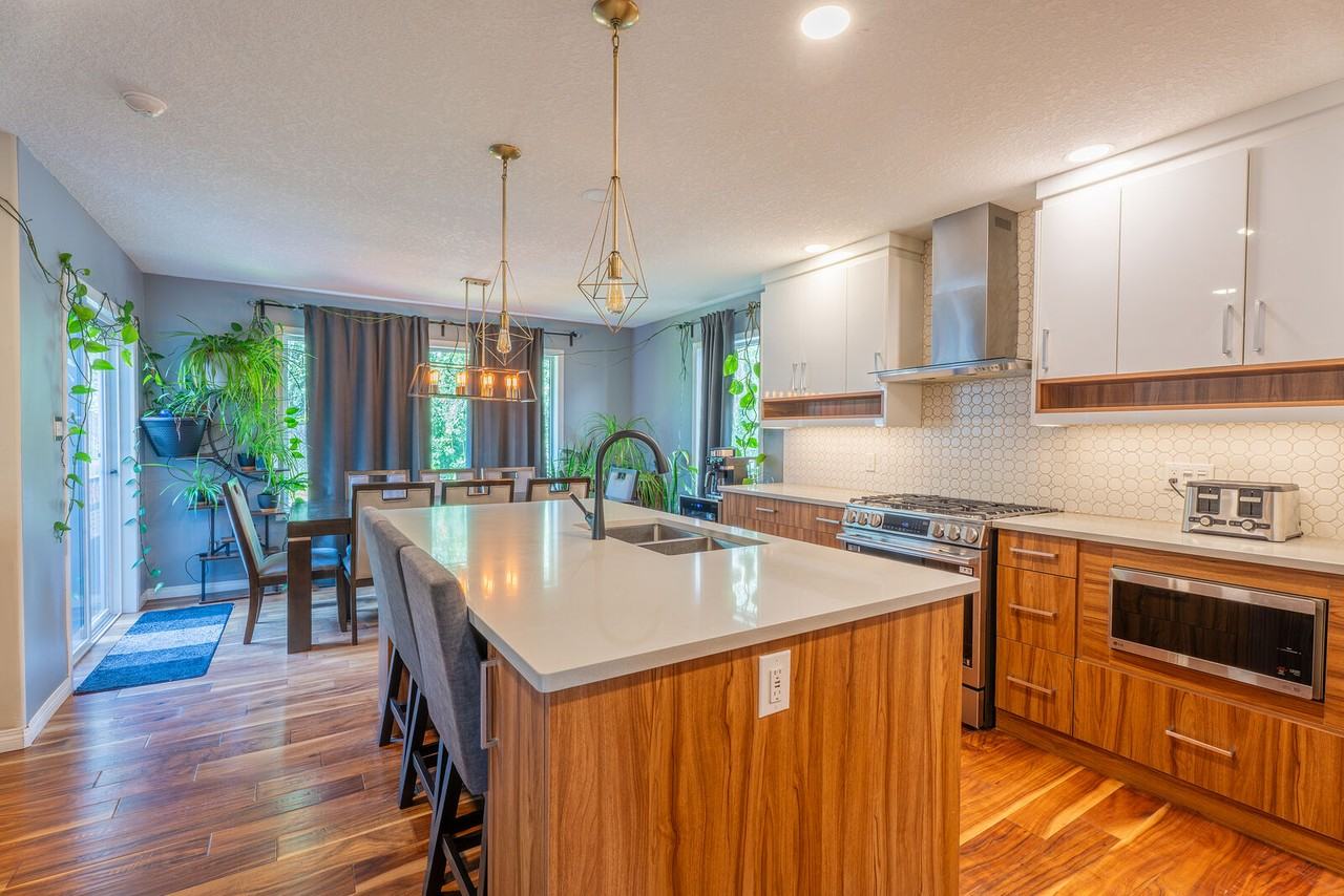 272 Foxboro Cres - Photo 2 of 16