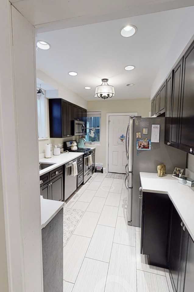 7525 N Claremont Ave #2 - Photo 3 of 7