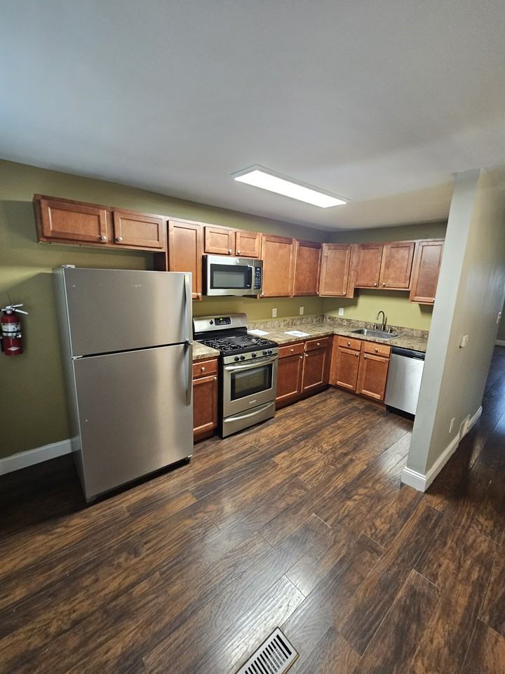 412 E Basin St - Photo 7 of 13