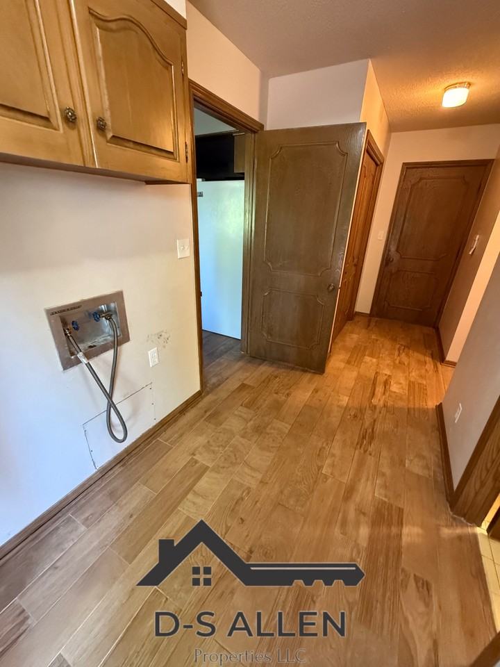 212 Meadowdale Dr #NA - Photo 3 of 8