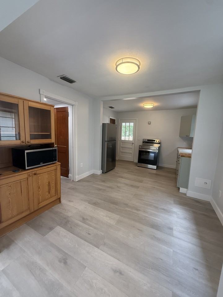 1535 Ne 8th St #NA - Photo 3 of 11