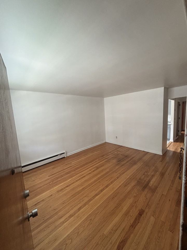 613 Jackson Ave #1L - Photo 2 of 10