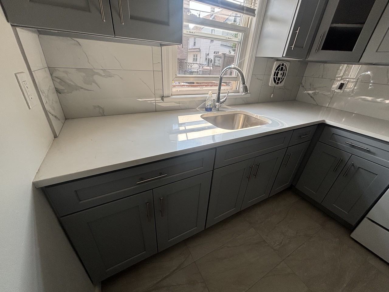 613 Jackson Ave #1L - Photo 3 of 10