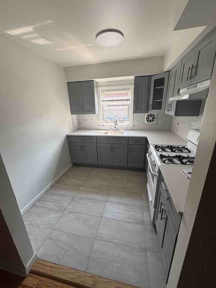 613 Jackson Ave #1L - Photo 6 of 10
