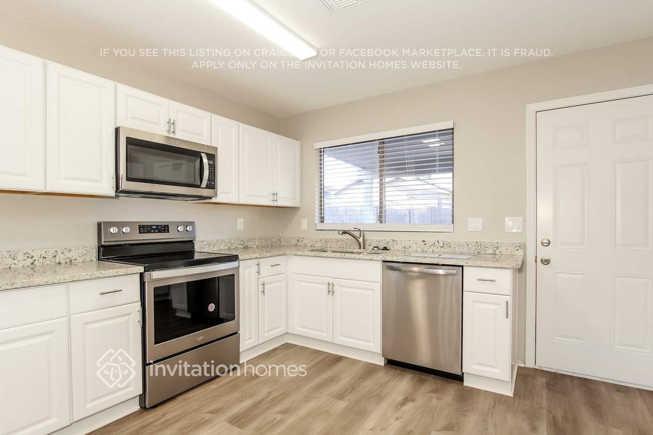8304 W Baxter Dr - Photo 5 of 16