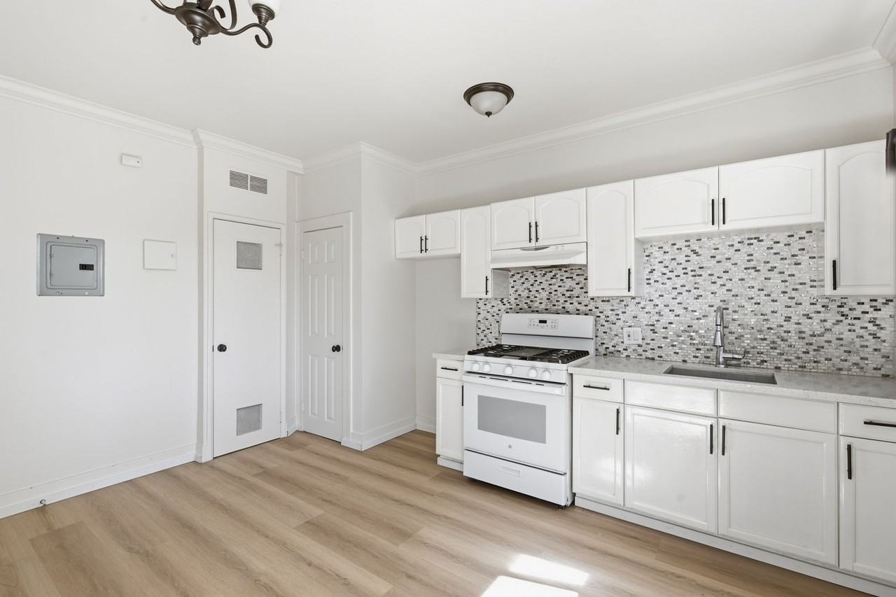 1444 W 28th St - Photo 3 of 26