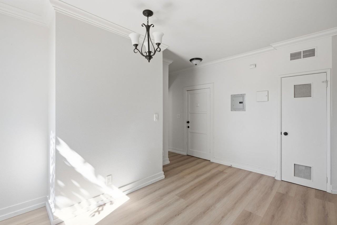 1444 W 28th St - Photo 4 of 26