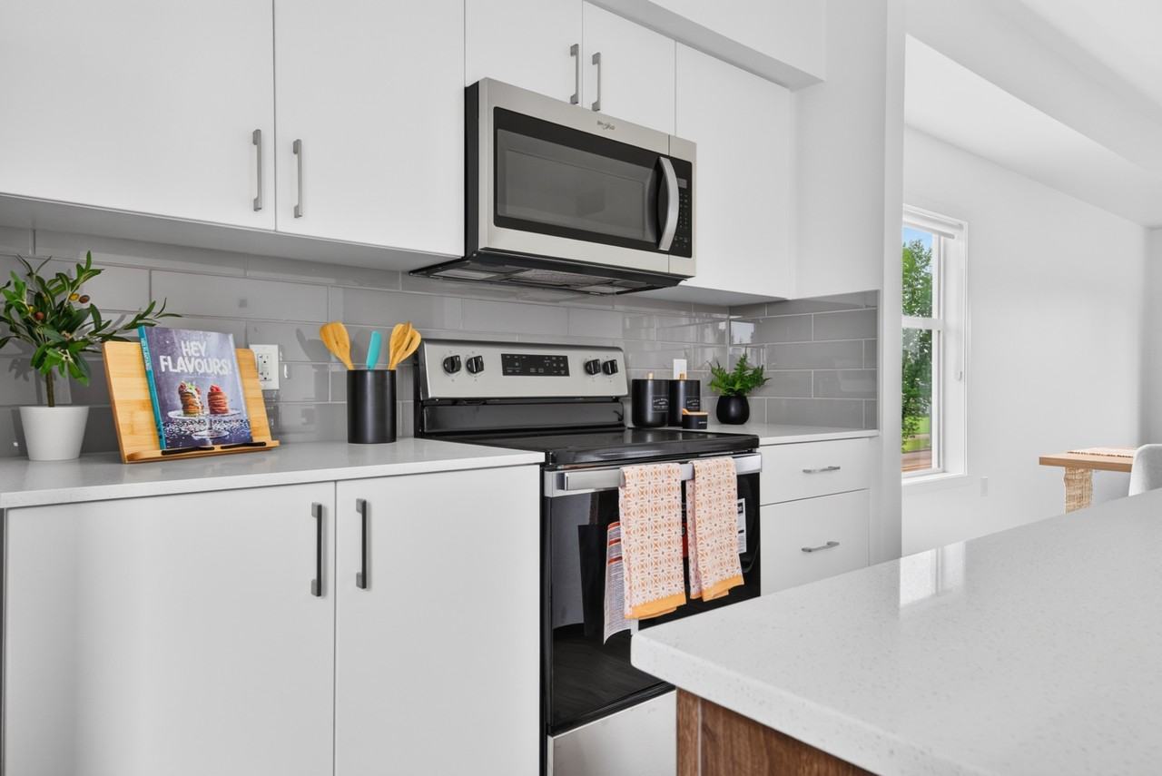VUE AT STONESHIRE - Photo 2 of 22