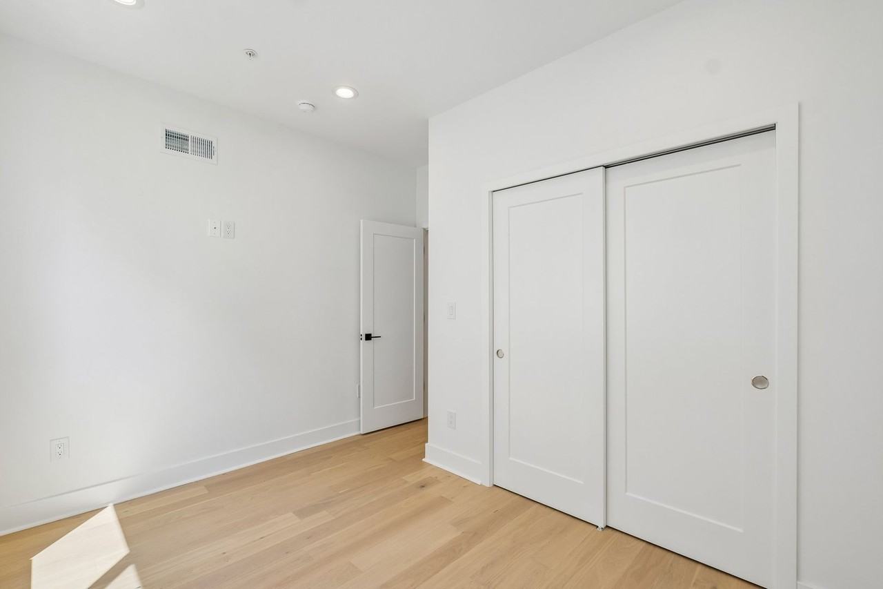 1518 N Darien St - Photo 5 of 50