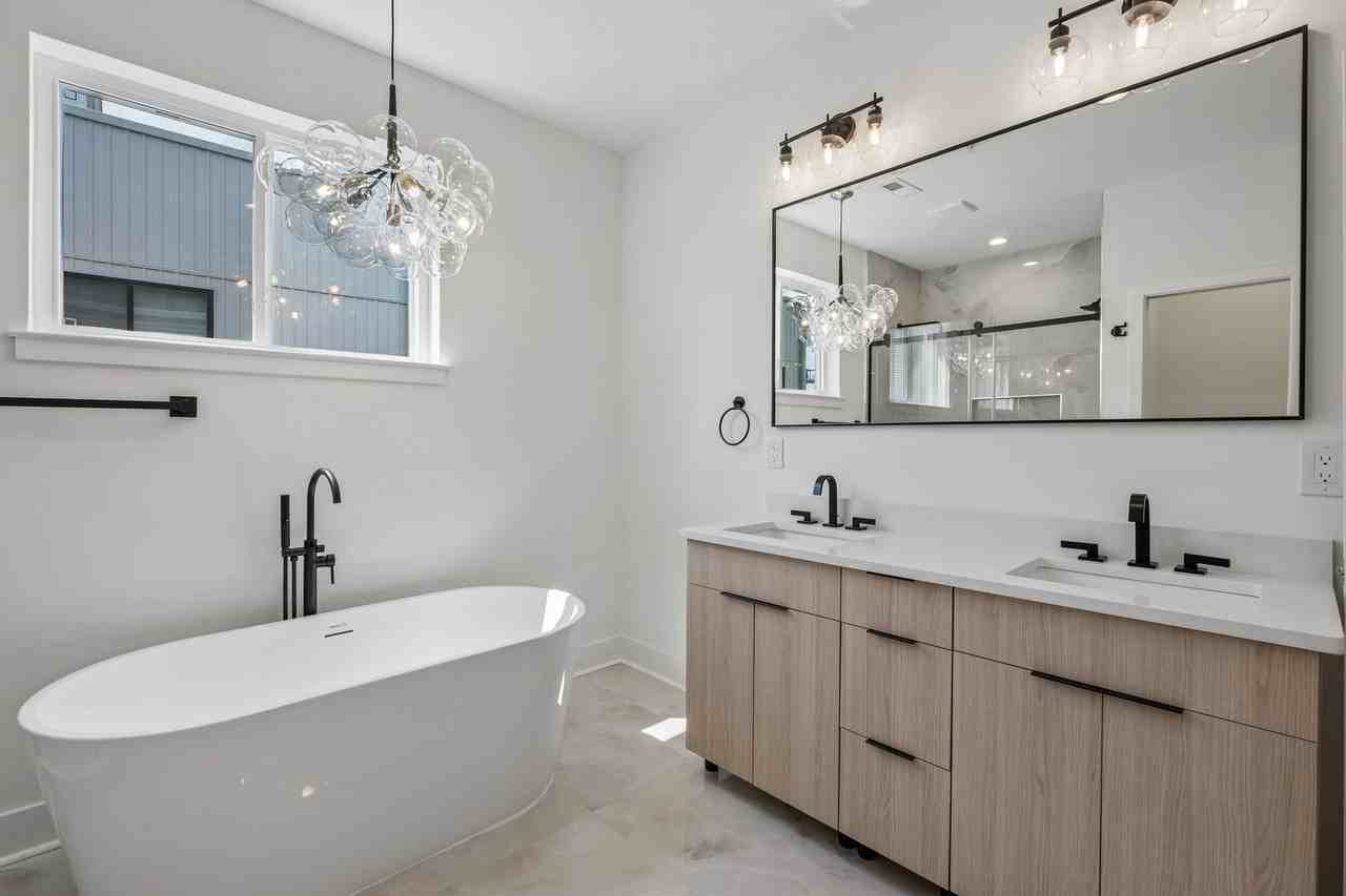 1518 N Darien St - Photo 2 of 50
