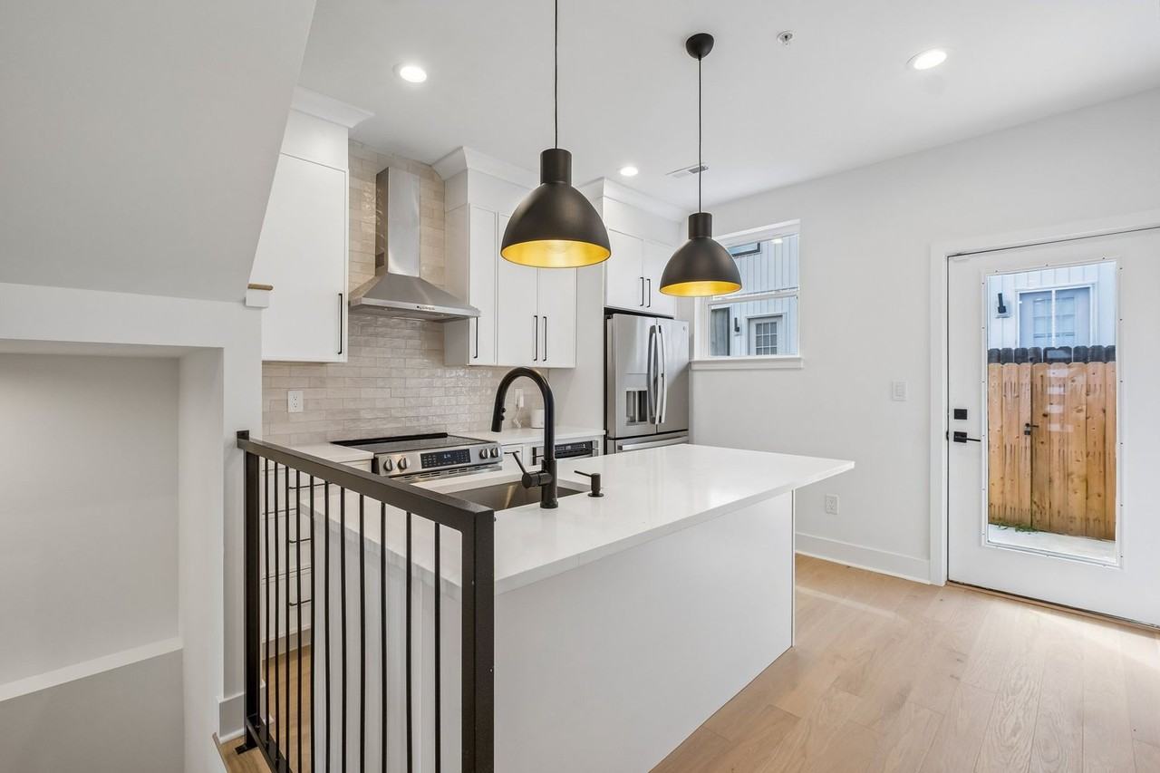 1518 N Darien St - Photo 5 of 50