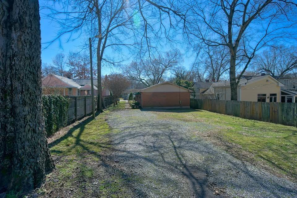 905 Fatherland St - Photo 2 of 4