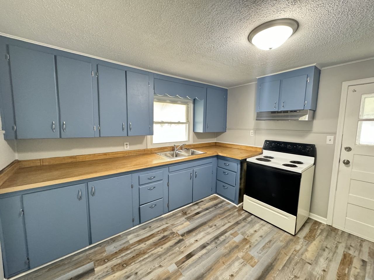 2325 N Locke St #1 - Photo 4 of 10
