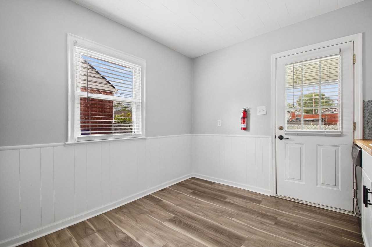 3010 Woodbine Pl - Photo 3 of 16