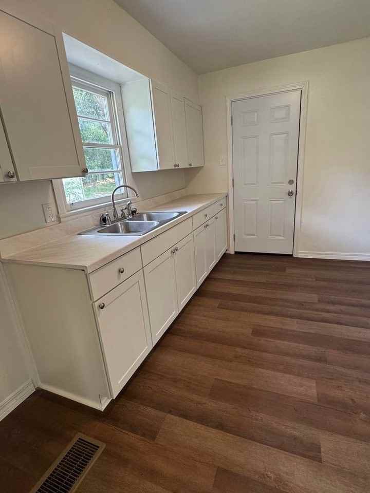 3923 Moffett Ct - Photo 3 of 12