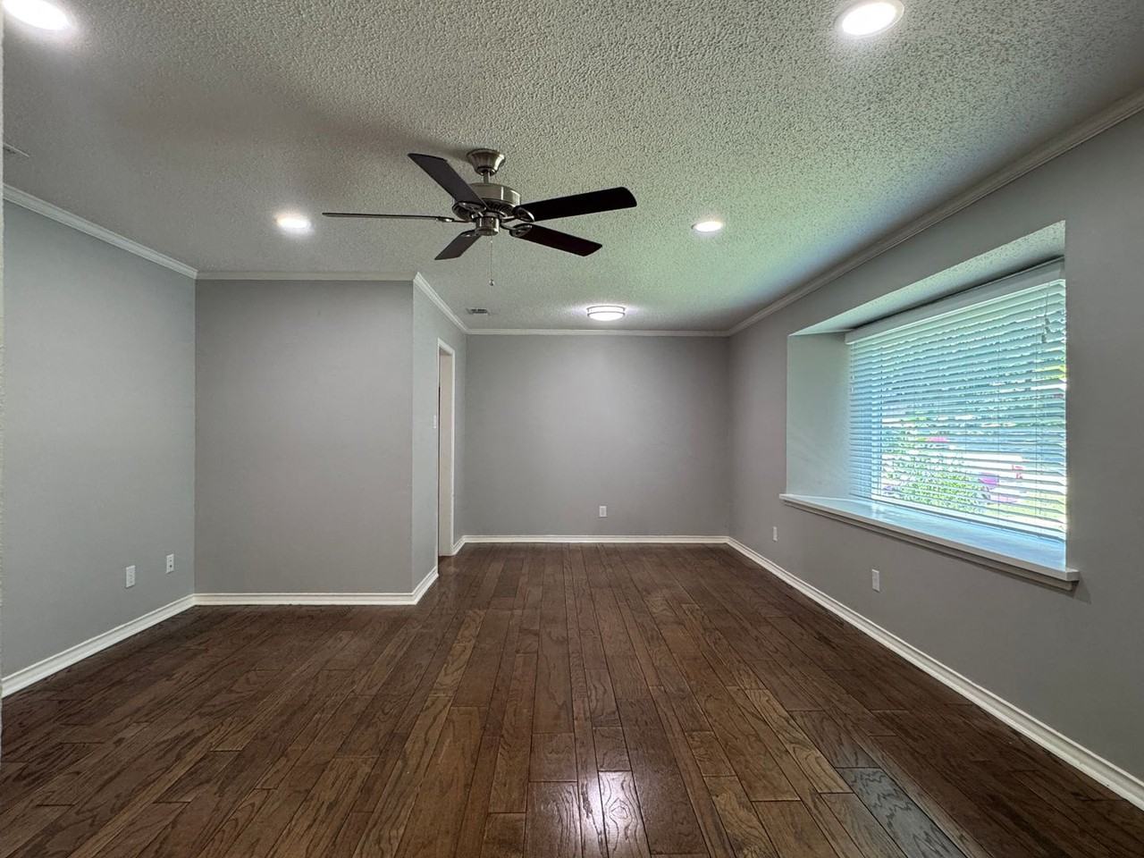 1825 Courtney Dr - Photo 3 of 33