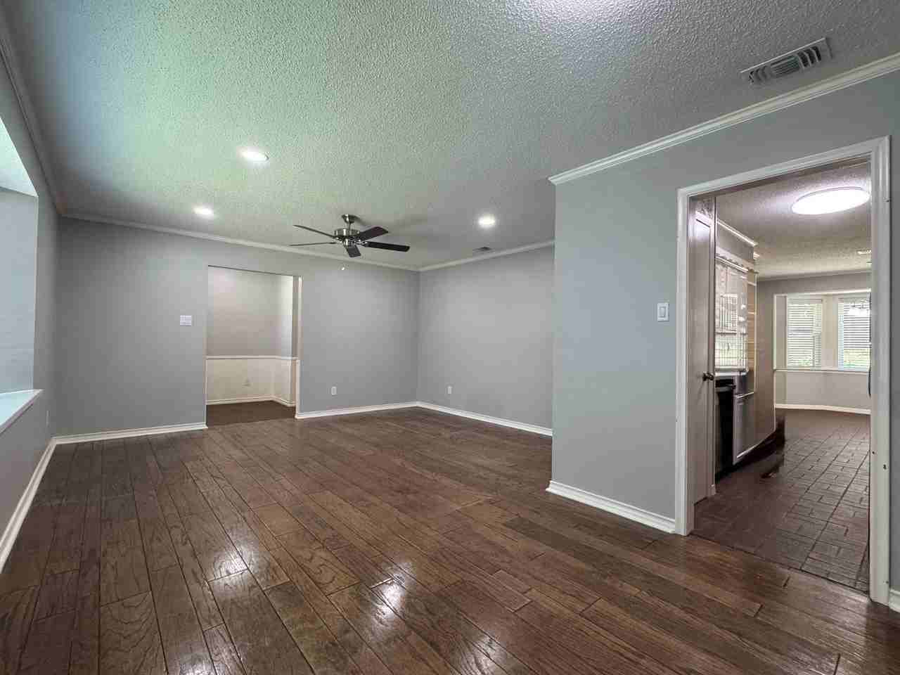 1825 Courtney Dr - Photo 4 of 33