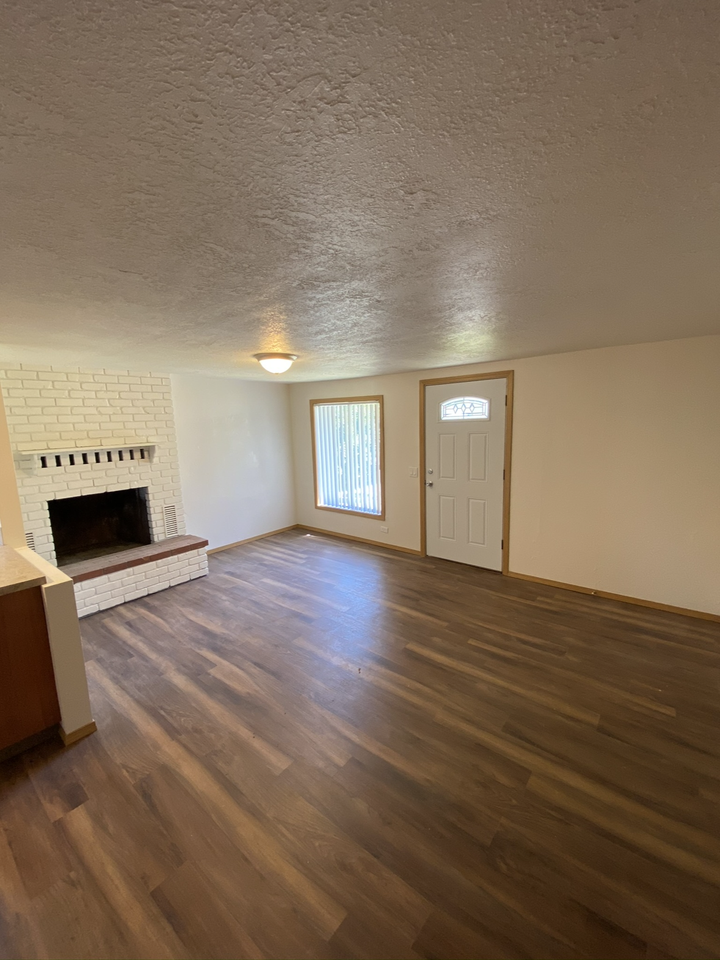 679 Sw Douglas St #1 - Photo 3 of 11