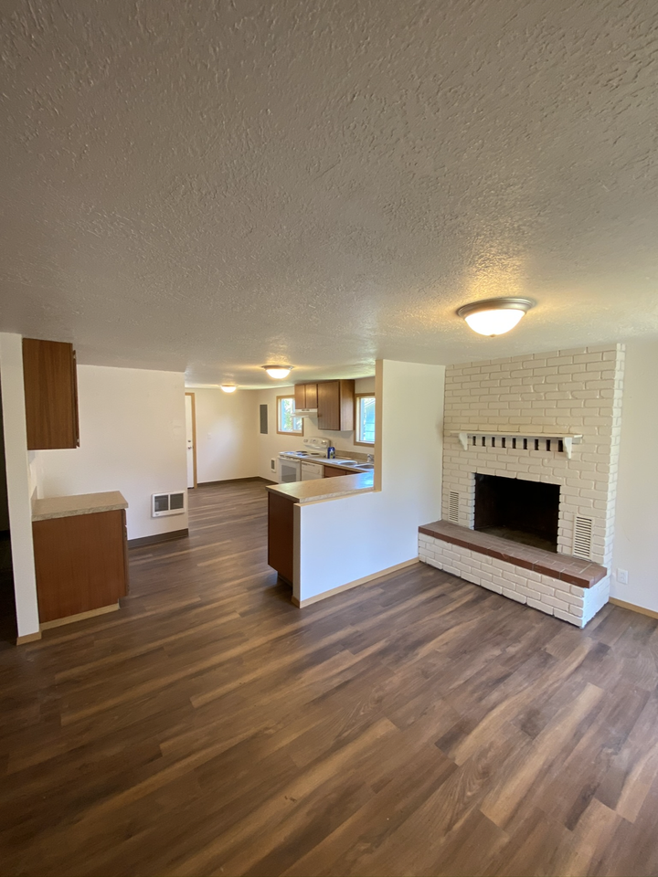 679 Sw Douglas St #1 - Photo 4 of 11