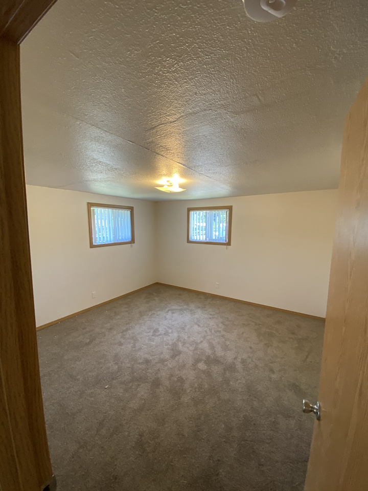 679 Sw Douglas St #1 - Photo 5 of 11