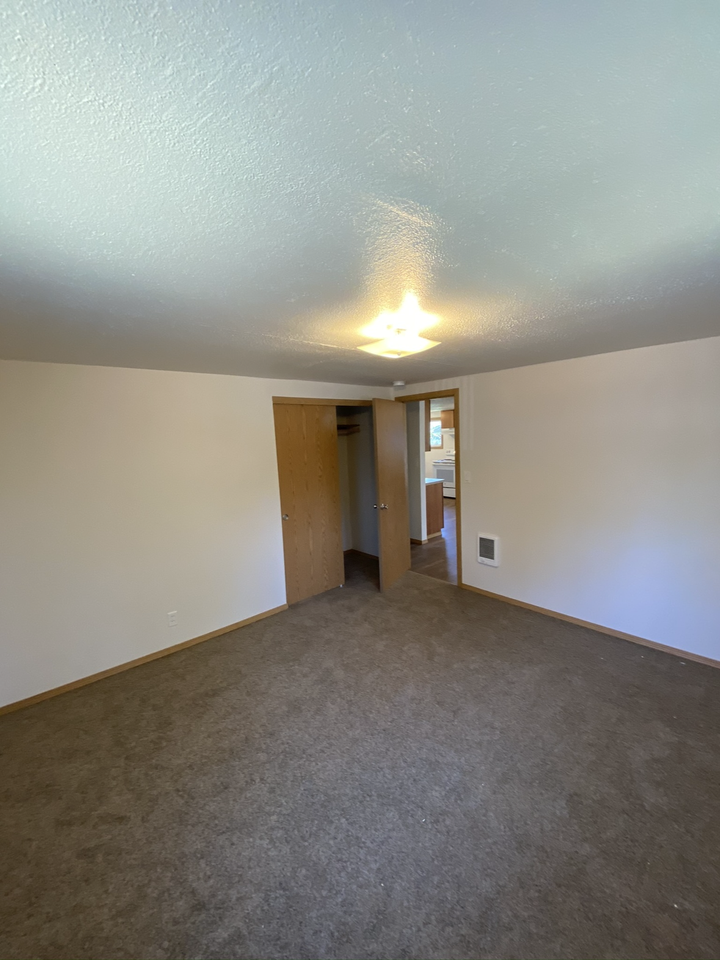679 Sw Douglas St #1 - Photo 6 of 11