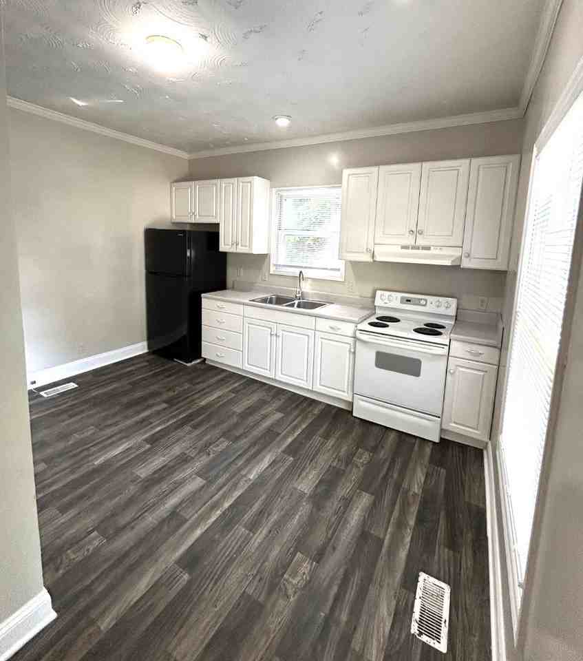 621 N Mountain St - Photo 2 of 8
