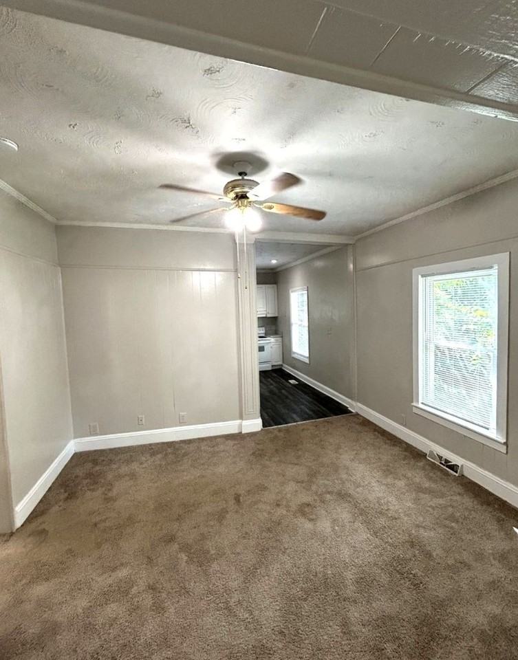 621 N Mountain St - Photo 3 of 8