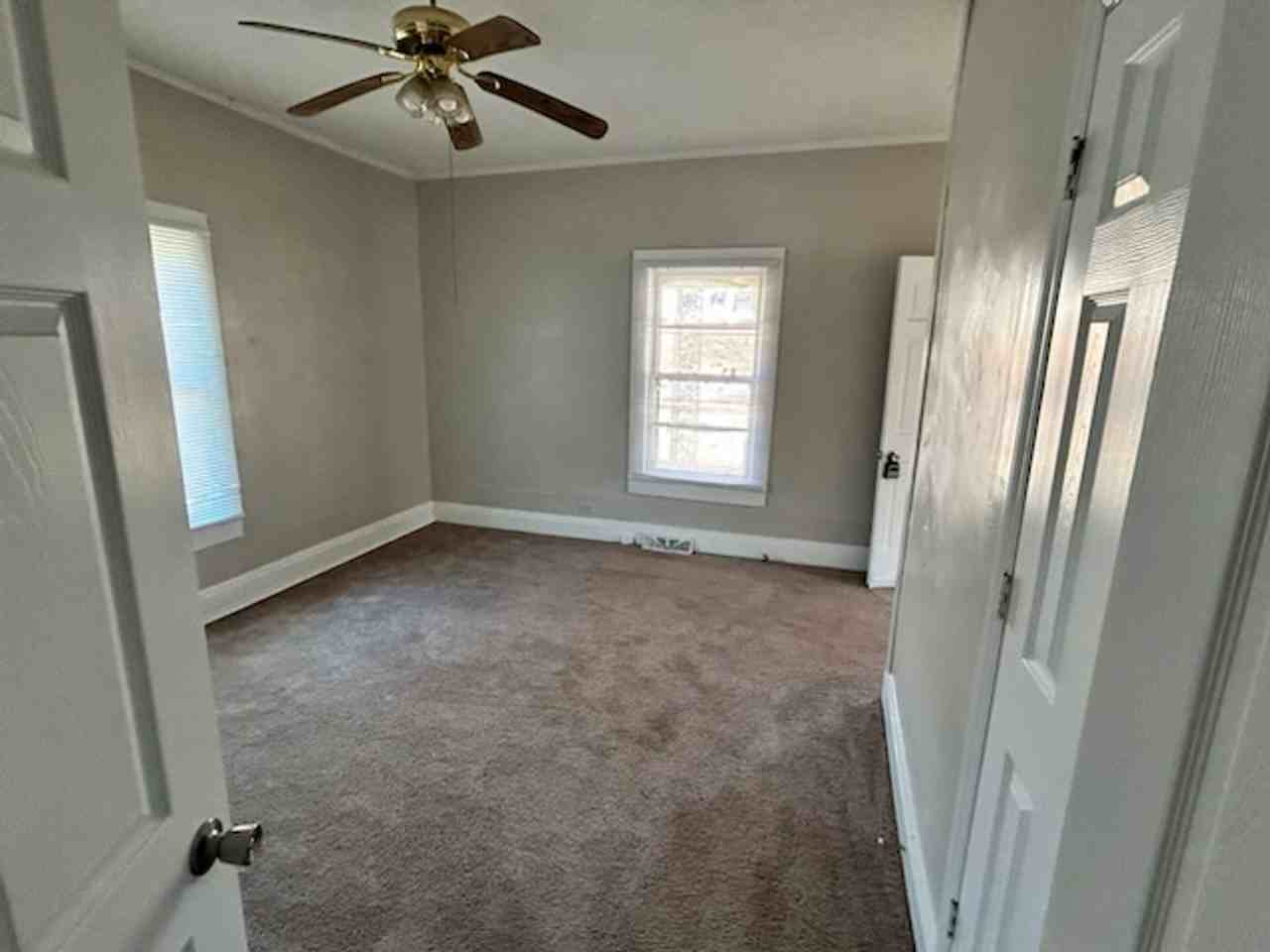 621 N Mountain St - Photo 6 of 8