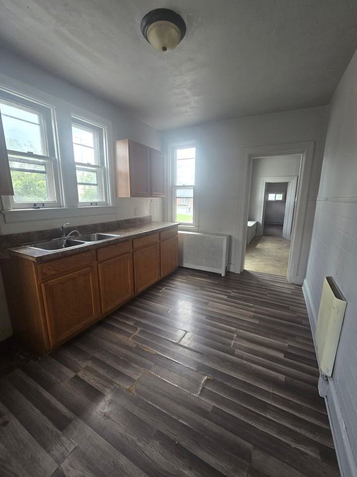 935 S Queen St - Photo 3 of 11