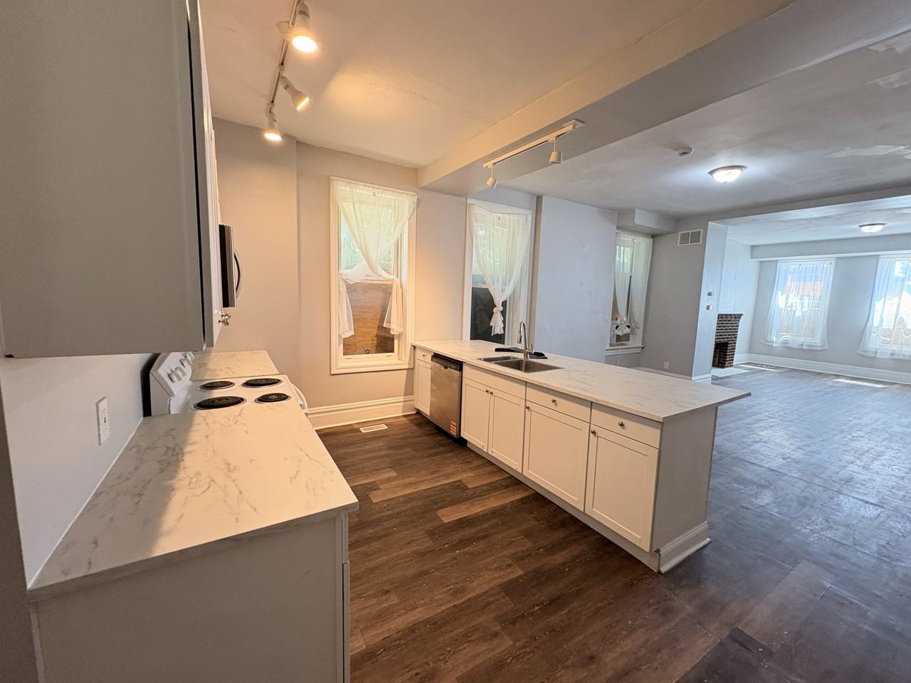 2127 Chippewa St #1 - Photo 5 of 21