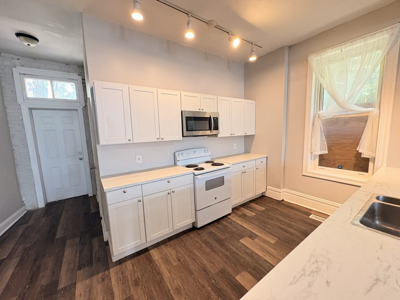 2127 Chippewa St #1 - Photo 6 of 21
