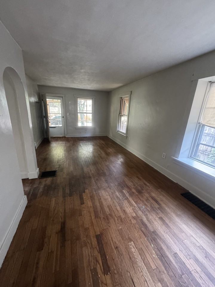 119 Nw Story St #1 - Photo 2 of 10