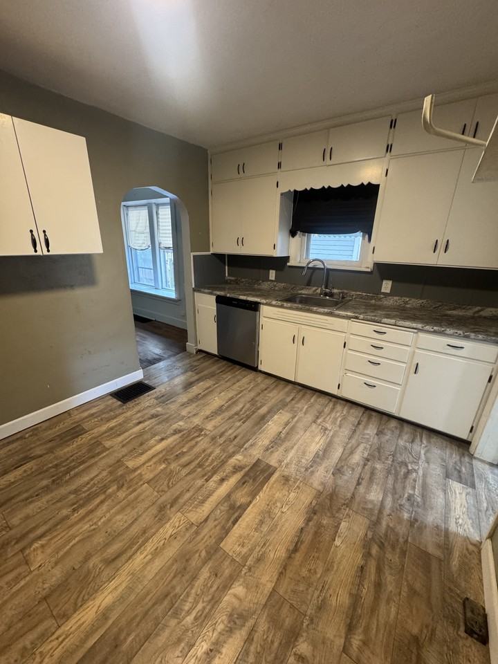 119 Nw Story St #1 - Photo 4 of 10