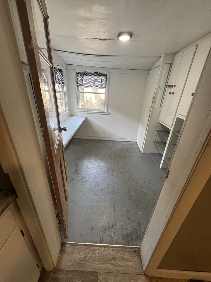 119 Nw Story St #1 - Photo 5 of 10