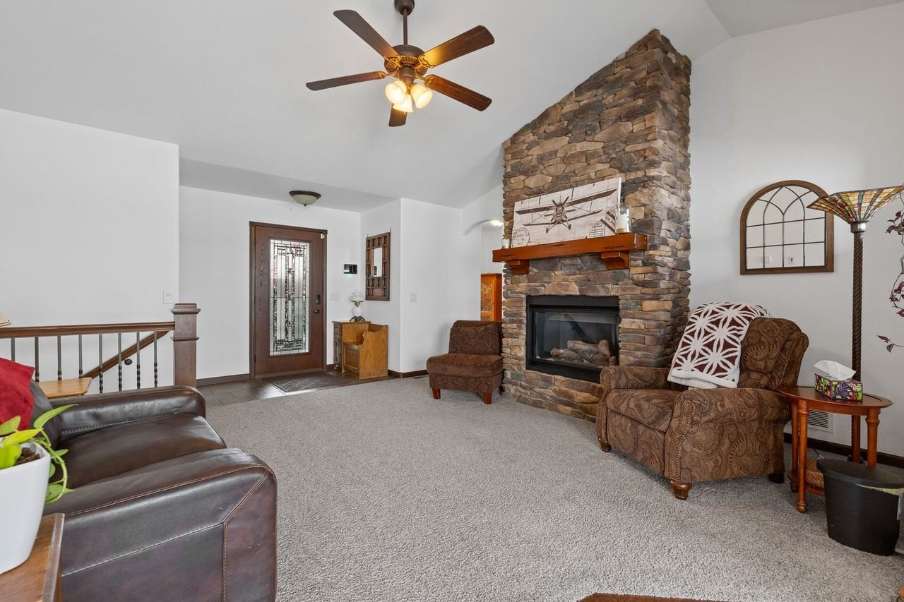 8017 Brooks Loop - Photo 3 of 35